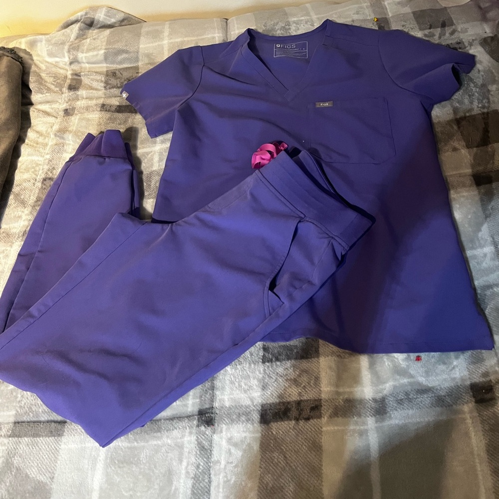 Figs Purple Scrub set top and jogger bottom size small like new